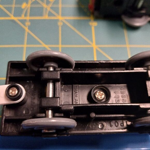 TOMY Engine Salty, Dennis with oil car - Picture 7 of 11